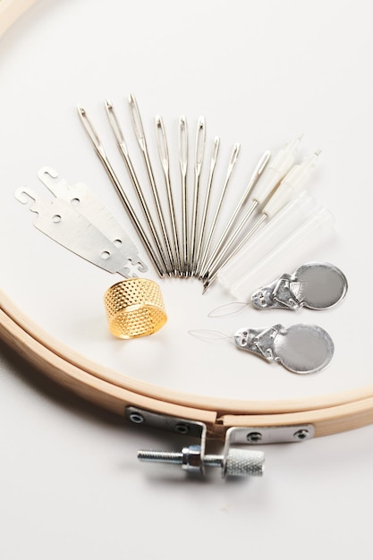 zestaw haftu obok przyborów